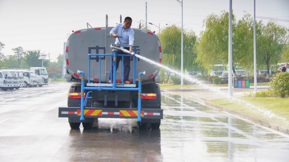 工地洒水车洒水如何操作?